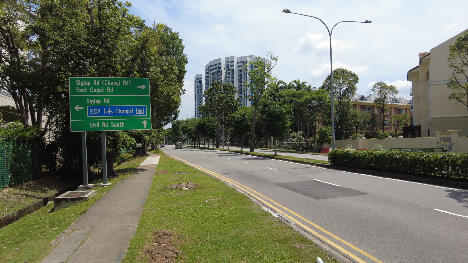 View of Marine Parade Rd from footpath. Photograph taken by me. CC-BY-SA 4.0